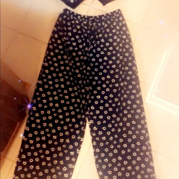 Adorable vintage outfit. The pants are sheer and the vest is crochet cotton type - Picture 3 of 3